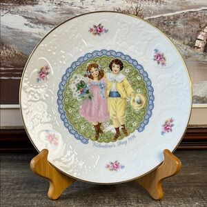 Vtg Royal Doulton Valentine's Day Plate with Gold Trim Heart Design 1976